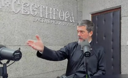 Jedini aktivni ratni reporter razobličio „mudrovanje“ oca Gojka: Damjanović podsjeća Perovića na Amfilohija, Žukova i Dan pobjede